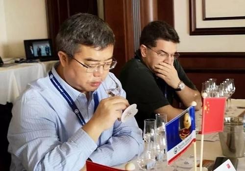 貴州食品工程職業(yè)學(xué)院院長吳天祥明確則表示：“我認(rèn)為，直播帶貨中不能誤導(dǎo)消費(fèi)者的飲酒體驗(yàn)感。”