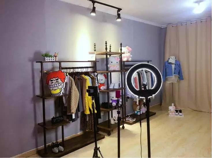 直播間是怎么樣布置的，直播間氛圍如何 