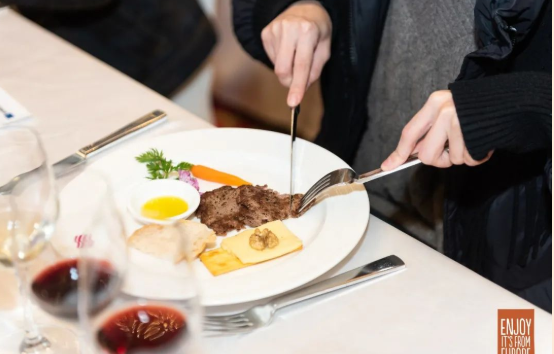 你覺得中國企業(yè)的營銷數(shù)字化轉(zhuǎn)型現(xiàn)在處于什么階段?與國外相比有什么不同?