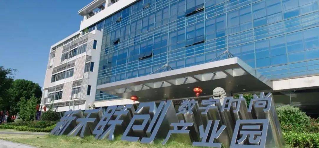 吃鯨MCN主要服務(wù)于Tik Tok，業(yè)務(wù)包含Tik Tok代運營、企業(yè)培訓(xùn)和Tik Tok MCN ERP等