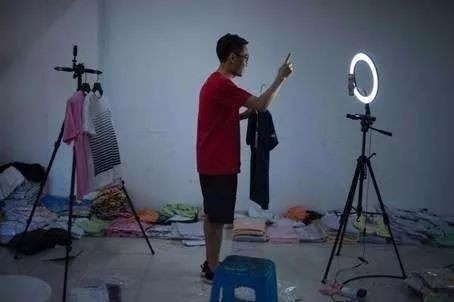 直播帶貨能力的重要競爭力在于要能夠做到低價走量、快速反應(yīng)