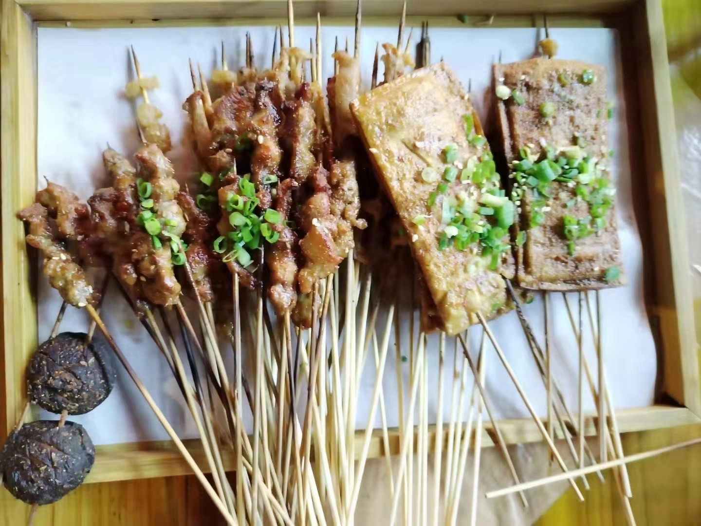 辛有志--快手粉絲量3713萬，2019年11月直播19場，創(chuàng)下7.41億元的銷售額