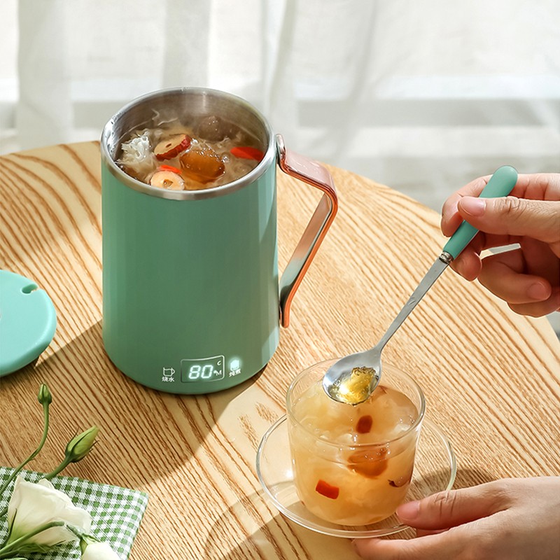 義烏江北下朱村，近來成了“網(wǎng)紅直播第一村”，網(wǎng)紅直播“搶”頭盔