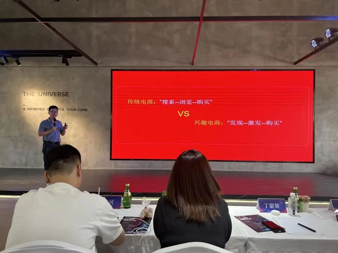 武漢大學(xué)新聞系的王雨薇，自2014年大二開始，就接觸到了直播，至今已長達(dá)6年