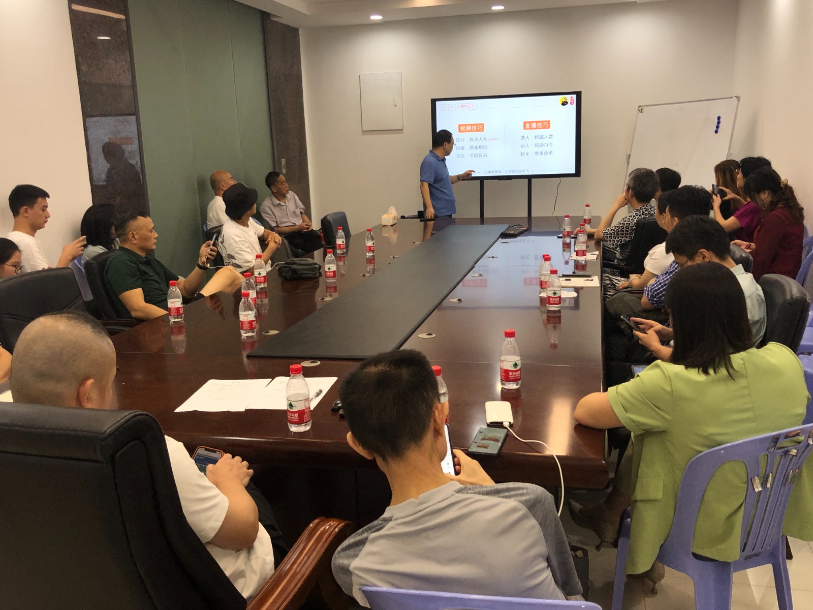 抖音電商貸、快手電商貸、拼多多電商貸（企業(yè)店／個體店）直播小店21天沉淀資金銀行來墊資兜底！