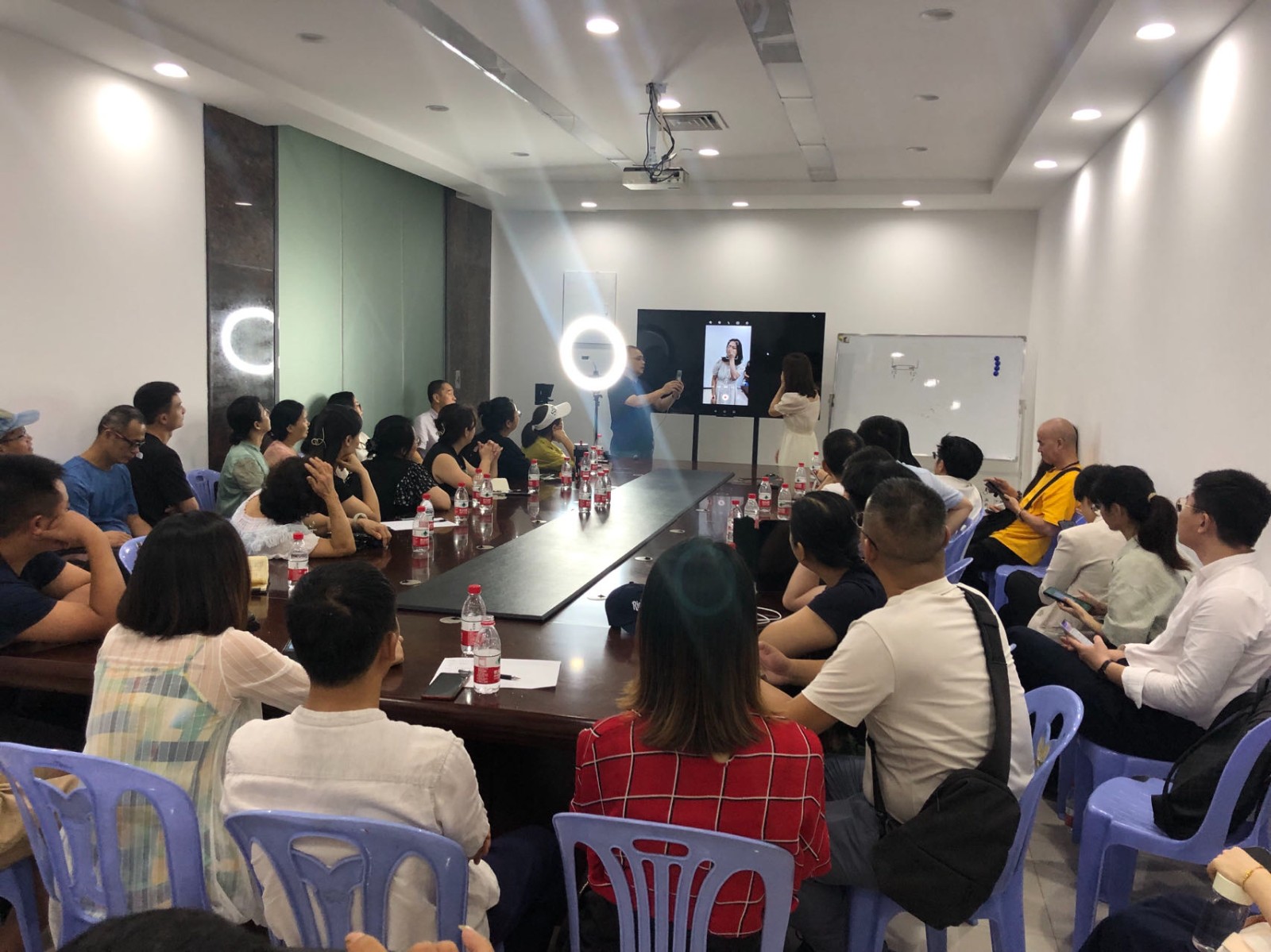 分享10條直播帶貨開(kāi)場(chǎng)白話術(shù)給你們，直接拿去用即可！