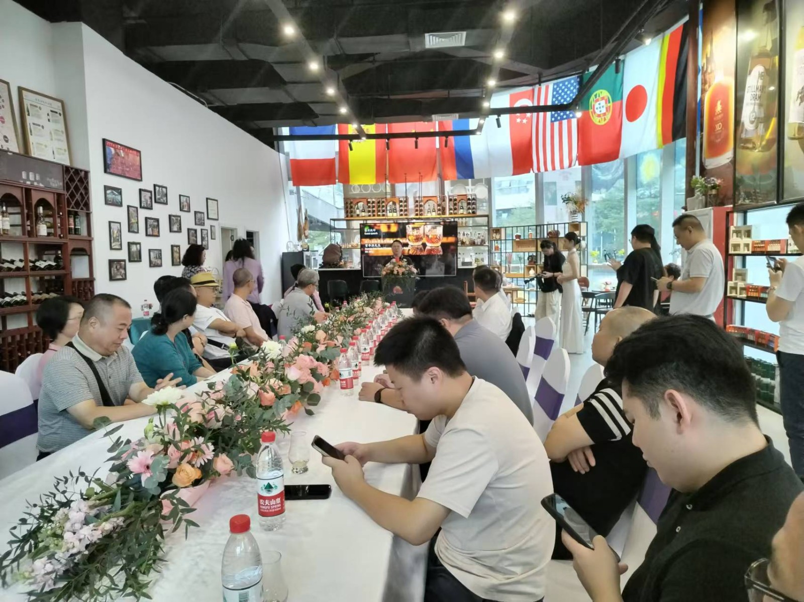 義烏超千家門店聚焦直播供應(yīng)鏈 江北下朱小區(qū)開(kāi)拓致富新門路