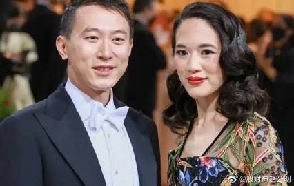 周受資被人們稱為 “打工皇帝”，Tiktok 打工皇帝標(biāo)簽，一年掙 7 個(gè)億